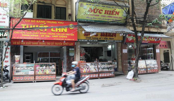 Chỉ còn hơn nửa tháng nữa là đến Tết Trung thu, nhưng trên phố Thụy Khuê (quận Tây Hồ, Hà Nội), nơi được biết đến có những thương hiệu bánh trung thu truyền thống nổi tiếng của Thủ đô vẫn vắng vẻ lạ thường.