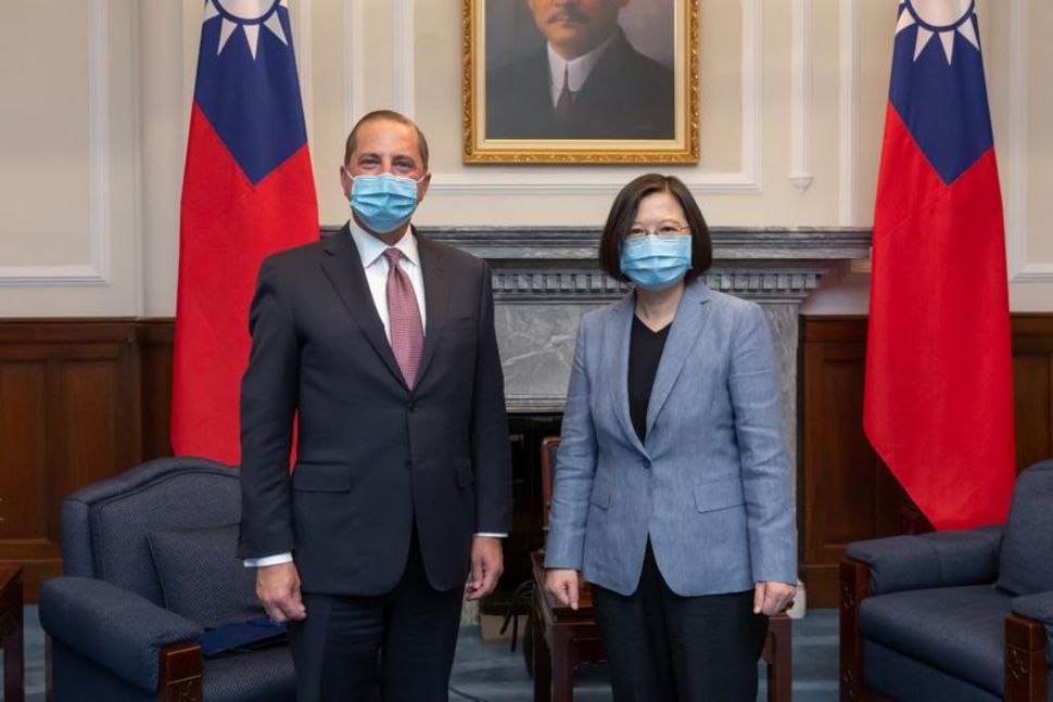 Bộ trưởng Y tế Mỹ, Alex Azar (trái) có chuyến thăm tới Đài Loan hồi tháng 8. Ảnh: Reuters