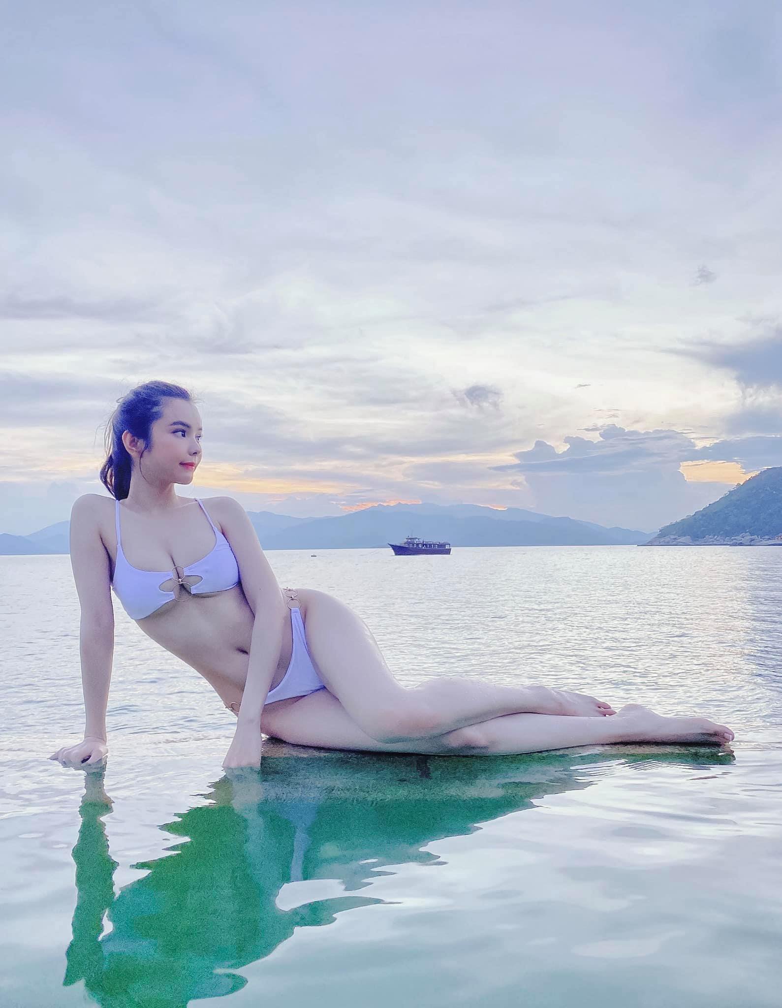 Đường cong mềm mại của Huỳnh Vy được duy trì bằng yoga.