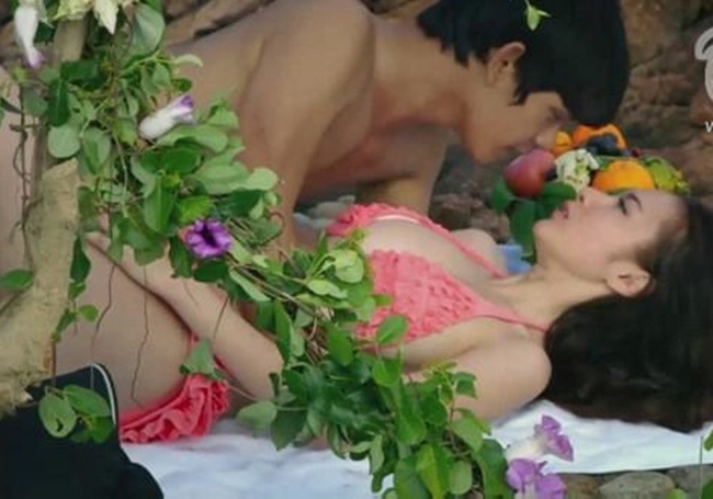 Angela Phương Trinh có cảnh nóng hoang dại ở ngay bờ biển lãng mạn trong phim "Biết chết liền".
