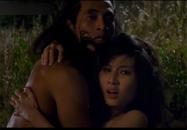 Diễm My và Phạm Anh Khoa có cảnh nóng hoang dại ngay giữa rừng trong phim "Mỹ nhân kế" 2013.

