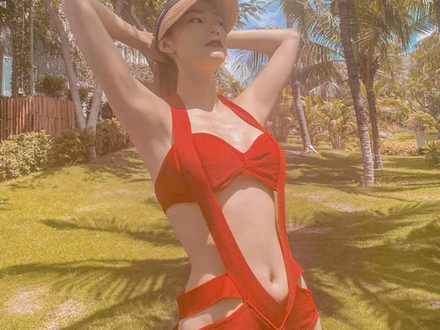 Thời trang - Minh Hằng mặc áo tắm lỏng lẻo không ôm người, nguy cơ xảy ra sự cố cao