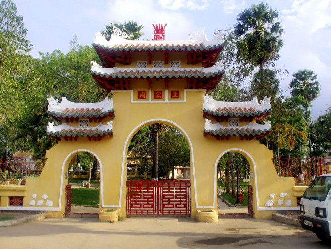 Hình ảnh từ cổng chính Lăng Ông - Bà Chiểu
