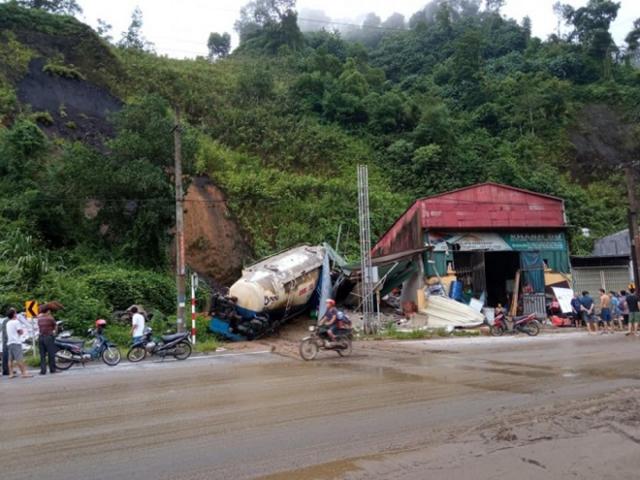 Đất đá đè sập nhà dân, thiếu niên 14 tuổi tử vong