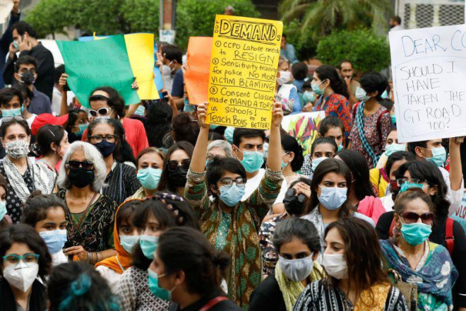 Những người phụ nữ biểu tình ở Karachi ngày 12-9. Ảnh: Reuters