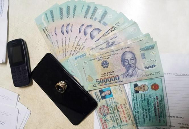 Số tiền Hùng bán vàng và chiếc nhẫn mới mua.&nbsp;