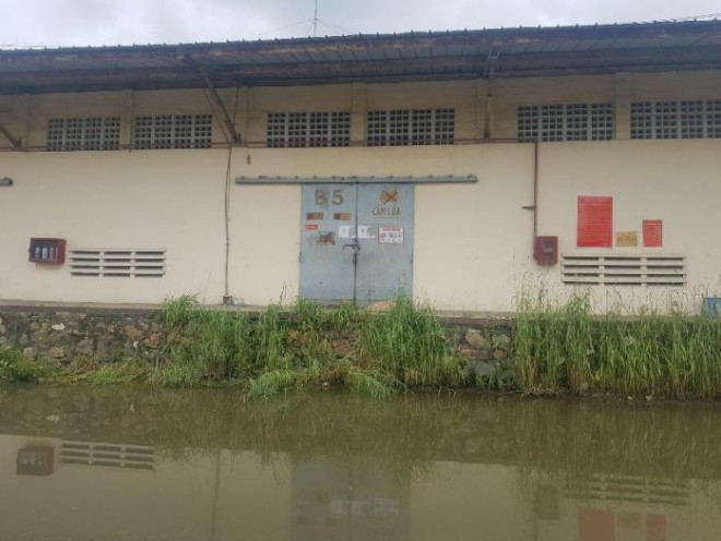 Phía ngoài hiện trường