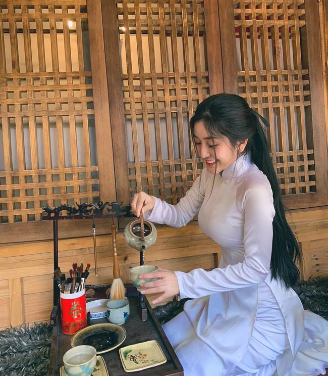 Khi đi học là vậy nhưng ở đời thường, Ngọc Trân gợi cảm trước tuổi.&nbsp;Tuy nhiên, không phủ nhận sức hút cực lớn từ cô nàng khi bộc lộ cá tính thời trang qua một khía cạnh mới.
