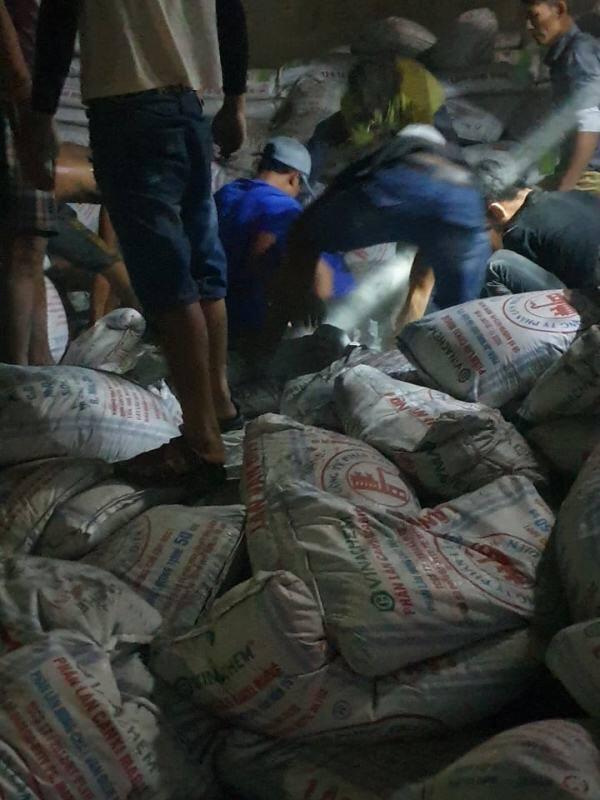 Nhóm công nhân bới những bao lân, tìm cứu đồng nghiệp