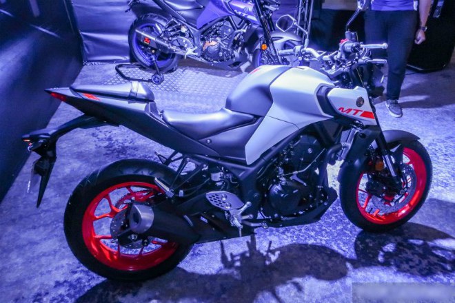 2020 Yamaha MT-25 trắng đen.