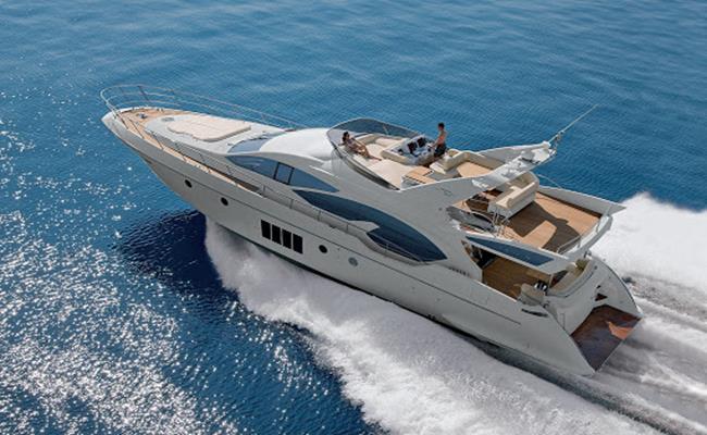 Chiếc du thuyền Azimut 70 của gia đình doanh nhân Johnathan Hạnh Nguyễn là một trong những chiếc du thuyền hạng sang bậc nhất Sài Gòn. Nó có giá đến 4 triệu USD, tương đương 92,6 tỷ đồng.
