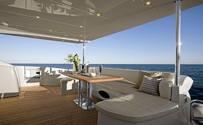 Du thuyền này được thiết kế bởi kỹ sư Stefano Righini và được sản xuất tại Ý. Azimut có chiều dài gần 22m, gây ấn tượng bởi đây là sản phẩm kết hợp tinh tế giữa nghệ thuật thiết kế đương đại và những công nghệ tiên tiến của ngành chế tạo du thuyền trên thế giới.
