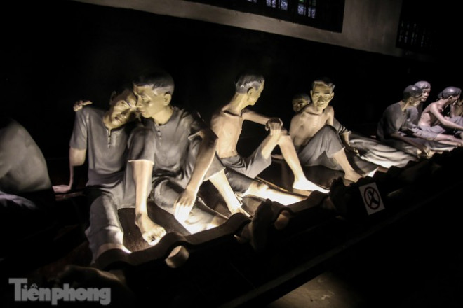 Khác với tour ban ngày, tour đêm thăm quan Hỏa Lò được bố trí ánh sáng, âm thanh điểm nhấn từng không gian. Không gian nhà tù tăm tối, ngột ngạt với ánh sáng le lói hắt xuống cùng âm thanh được tái hiện giúp du khách cảm nhận chân thực về sự khắc nghiệt của nhà tù thực dân.