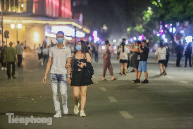 Phố đi bộ Hồ Gươm lâu nay thành điểm đến thu hút du khách cả trong và ngoài nước. Trong tương lai khi Hà Nội cho phép thí điểm thúc đẩy các hoạt động kinh doanh không giới hạn thời gian thì không gian văn hóa như phố đi bộ Hồ Gươm có vai trò không nhỏ, vừa là điểm đến, vừa tạo ra hiệu quả thương mại từ các hoạt động nghệ thuật và dịch vụ. 