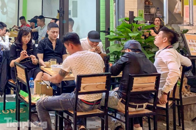 Anh Vũ Trần Quang, chủ một quán ăn trên ngõ Cấm Chỉ cho biết kinh doanh về đêm rất tiền năng và hoàn toàn mang kinh tế lớn. “Tôi đã từng kinh doanh ngày và chuyển sang kinh doanh tại đây thì thấy kinh doanh đêm mang lại kinh tế khá tốt, khách đến đây ăn chủ yếu là những “dân chơi” đi đêm, những người lao động… có cả nhiều khách nước ngoài, những người có sở thích sống về đêm”. “Dạo này dịch bệnh ảnh hưởng không nhỏ đến kinh doanh dịch vụ ở đây. Tuy nhiên tôi hy vọng sau COVID-19 sẽ có thể phục hồi và có thể gỡ những rào cản để nâng cao chất lượng khu phố trên để hút được nhiều khách du lịch hơn”, anh Quang chia sẻ thêm.