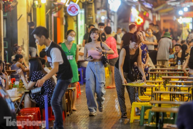 Hoạt động du lịch đêm được triển khai tại một số tuyến phố cổ của Thủ đô. Một số hàng quán khu vực quận Hoàn Kiếm được mở thí điểm đến 2 giờ sáng để phục vụ du khách. Kết quả bước đầu khá tích cực.