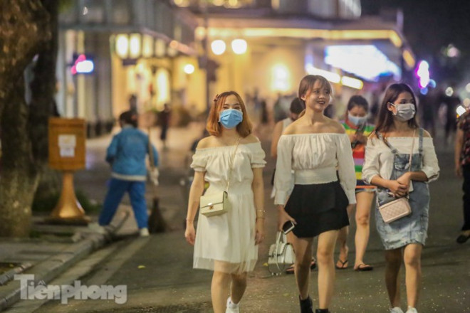 Phố đi bộ Hồ Gươm vào các dịp lễ tết hiện vẫn ở tình trạng quá tải, vì thế cần thêm nhiều không gian để kéo giãn mật độ, đa dạng hóa hoạt động cộng đồng.