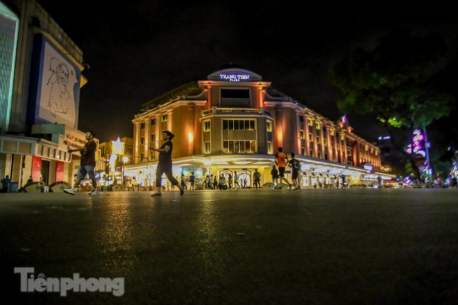  Lãnh đạo quận Hoàn Kiếm kỳ vọng khai thác hiệu quả hơn hoạt động từ không gian đi bộ Hoàn Kiếm và phụ cận. Đề án thí điểm phát triển kinh tế đêm có mục tiêu đưa tuyến Hàng Khay-Tràng Tiền đến Nhà hát Lớn thành tuyến đi bộ kết hợp trung tâm thương mại. Không gian trình diễn nghệ thuật, thời trang kết hợp ẩm thực ở tuyến phố này kết nối với các phố như Đinh Lễ - Nguyễn Xí, khu vực Lý Thái Tổ. Phố đi bộ Hoàn Kiếm, không gian phố cổ truyền thống và sau này là không gian mới ở trục Phùng Hưng tạo ra mạng lưới văn hóa-du lịch-thương mại của trung tâm thủ đô.