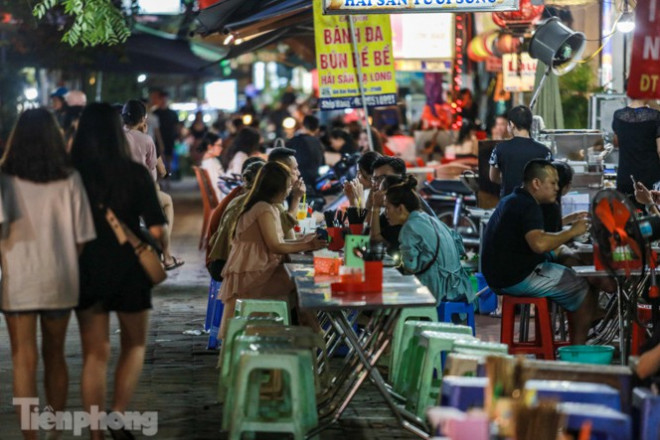 Một địa điểm ăn đêm trên địa bàn quận là tuyến phố Tống Duy Tân - ngõ Cấm Chỉ bắt đầu tổ chức từ năm 2003. Theo UBND quận Hoàn Kiếm, đây là điểm đến ấn tượng phục vụ tốt du khách trong và ngoài nước.