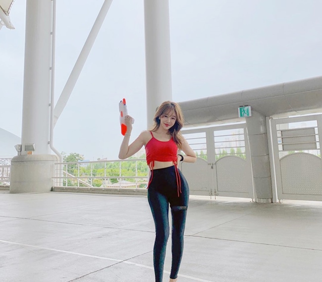 Quần legging cạp cao kết hợp với áo hai dây, áo dáng quây, áo croptop là lựa chọn phối đồ khá phổ biến.

