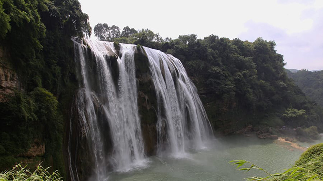 Thác Hoàng Quả Thụ, Quý Châu: Là thác nước cao nhất ở châu Á, thác Hoàng Quả Thụ (có nghĩa là "cây ăn quả màu vàng")&nbsp;cao 77,8m, rộng 101m và có thể chiêm ngưỡng được từ mọi góc độ, trước, sau, trên, dưới, trái hay phải. Thời điểm lý tưởng để tới đây là khoảng tháng 6 tới tháng 8.
