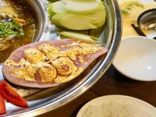 Thị trường - Tiêu dùng - Bất ngờ giá những món ăn dát vàng ở Việt Nam