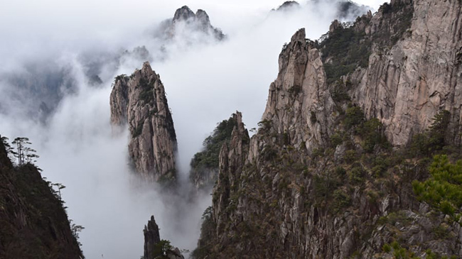 Núi Hoàng Sơn, An Huy: Nổi tiếng với các cây thông có hình dáng kỳ lạ, những khối đá ngoạn mục và biển mây mù sương, núi Hoàng Sơn là địa điểm du ngoạn nhất định phải đến của nhiều người Trung Quốc. Ngọn núi cao 1863m này đã được UNESCO công nhận là di sản thế giới.

