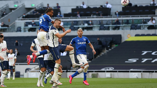 Calvert-Lewin đánh đầu ghi bàn vào lưới Tottenham