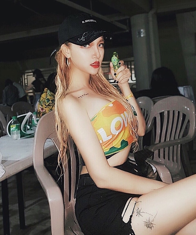 Dễ thấy, không ít người chọn những thiết kế croptop bởi chúng được xem là siêu phẩm mùa hè.
