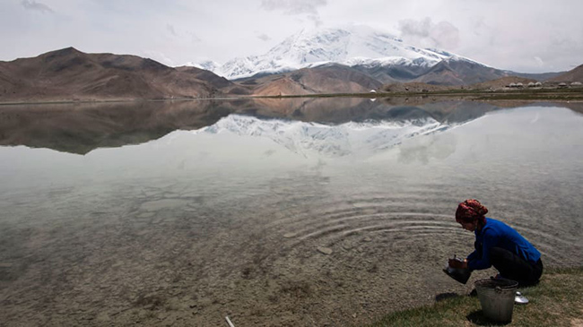 Hồ Karakul, Tân Cương: Khung cảnh tuyệt đẹp của hồ Karakul này là phần thưởng sau chuyến đi tìm cảm giác mạnh trên một trong những con đường nguy hiểm nhất thế giới, đường cao tốc Karakoram. Hồ nằm ở độ cao 3600m so với mực nước biển, với hình ảnh núi non phản chiếu xuống mặt hồ tuyệt đẹp.
