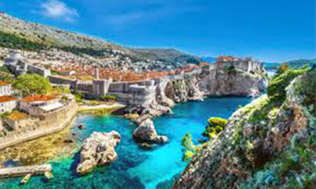 Croatia: Hình ảnh những bãi biển hoang sơ, làn nước trong vắt màu sapphire và những thị trấn có tường bao quanh cổ kính đã thu hút hàng trăm nghìn du khách đến Croatia mỗi năm. Hiện nay, khách du lịch có thể nhập cảnh mà không bị hạn chế nhưng cần điền vào biểu mẫu ghi rõ nơi họ đang ở.
