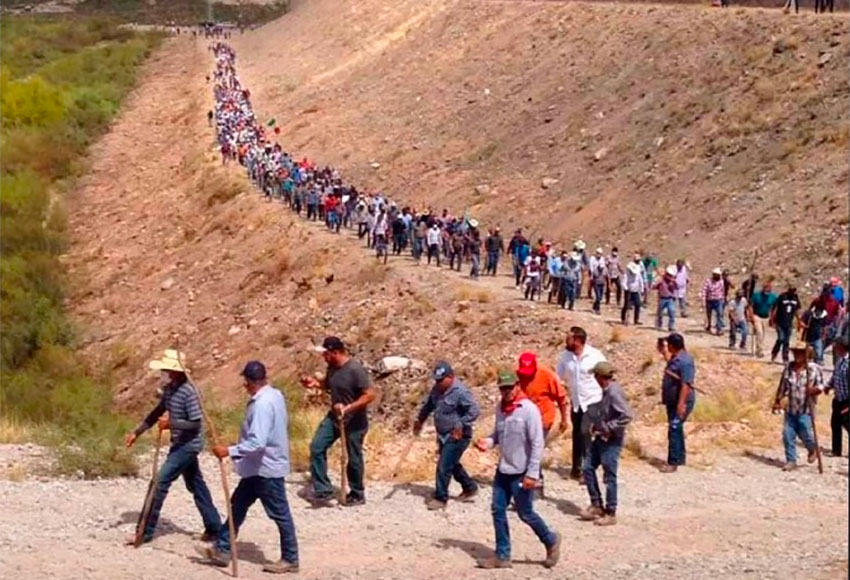 Nông dân mang theo gậy gộc, “rồng rắn” kéo tới chiếm đập ở Mexico (ảnh: AP)