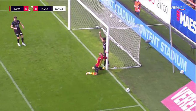 Vranckx ôm đầu nuối tiếc vì đã "chuyển hóa bàn thắng thành cơ hội"