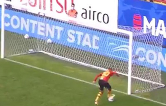 Sốc nặng với pha bỏ lỡ cơ hội ăn bàn bi hài đi vào lịch sử bóng đá thế giới - 2