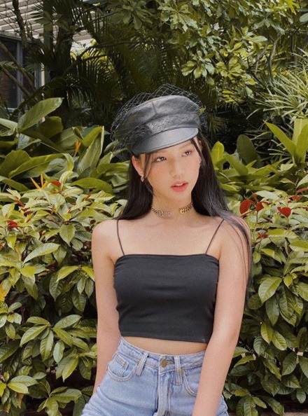 Lấy cảm hứng từ “nữ thần” Jisoo (Black Pink), giọng ca “Sao anh chưa về nhà” đã lựa chọn cho mình một chiếc áo crop top 2 dây siêu mảnh, dài hơn bra cỡ 5 cm. Sau đó cô kết hợp với quần jeans, mũ beret và dây chuyền, khuyên tai. Item này không chỉ mang đến hình ảnh trẻ trung, năng động mà còn giúp những cô gái có bờ vai thon, bắp tay nhỏ khoe trọn ưu điểm trên cơ thể.