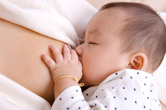 Sữa mẹ là nguồn miễn dịch thụ động quan trọng đối với trẻ