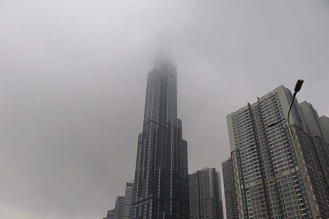 Sáng 14/9, nhiều khu vực ở TP.HCM bao phủ bởi lớp sương mù dày đặc khiến nhiều tòa nhà cao tầng, chung cư ẩn hiện trong lớp mù trắng đục.