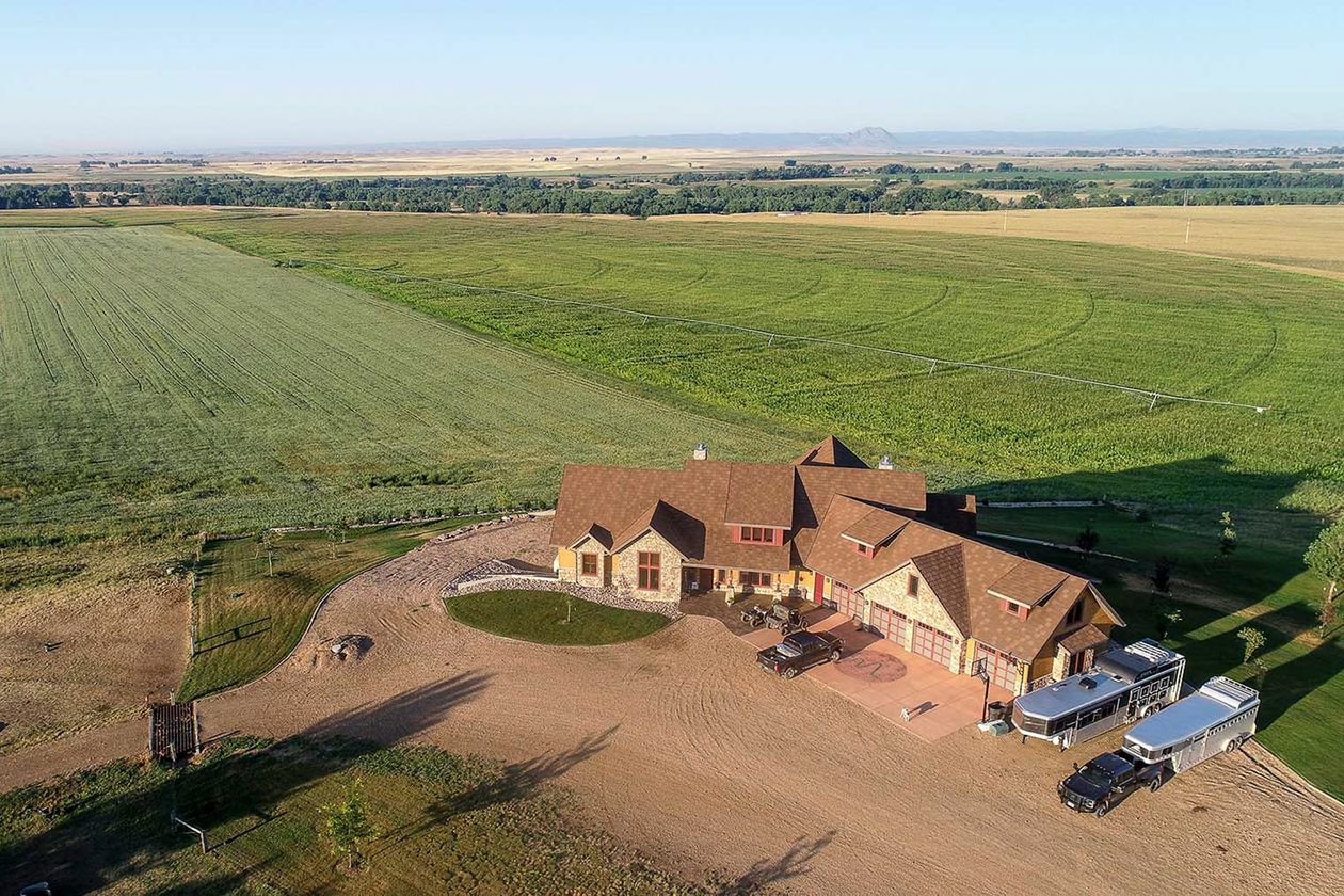 Chàng trai trẻ đã quyết định bán trang trại để chuyển đến khu vực mới (Nguồn: WSJ)