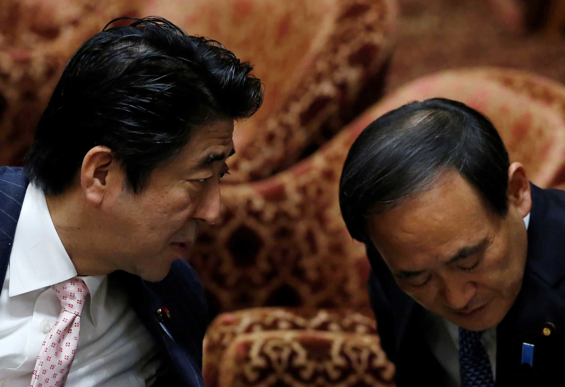 Ông Yoshihide Suga được xem là “cánh tay phải” của Thủ tướng Abe&nbsp; (ảnh: The Guardian)