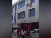 Media - Bị nhốt trong nhà một mình, bé gái 4 tuổi rơi khỏi cửa sổ tầng 3