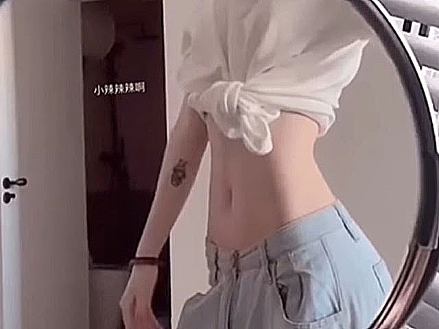 Làm đẹp - "Hot girl Tik Tok" khiến dân mạng dụi mắt vì vòng eo siêu mỏng tưởng như không thật