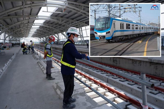 Các công nhân đang hoàn thiện các hạng mục ở ga công nghệ cao của tuyến metro số 1. Ảnh: MAUR Đoàn tàu metro số 1 (ảnh nhỏ). Ảnh: Đào Trang