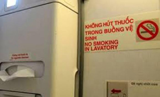 Nam hành khách bị phạt vì hút thuốc trong nhà vệ sinh máy bay. (Ảnh minh họa)