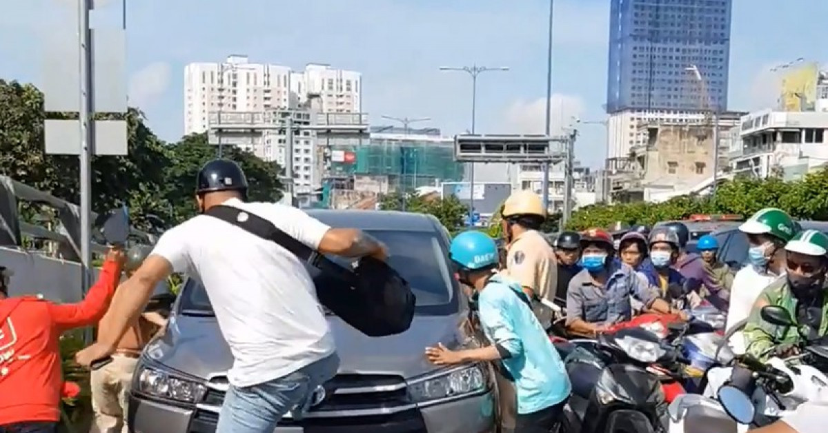 Tin tức trong ngày - Sự thật bất ngờ vụ 5 xe máy rượt ô tô hô ‘cướp cướp!’