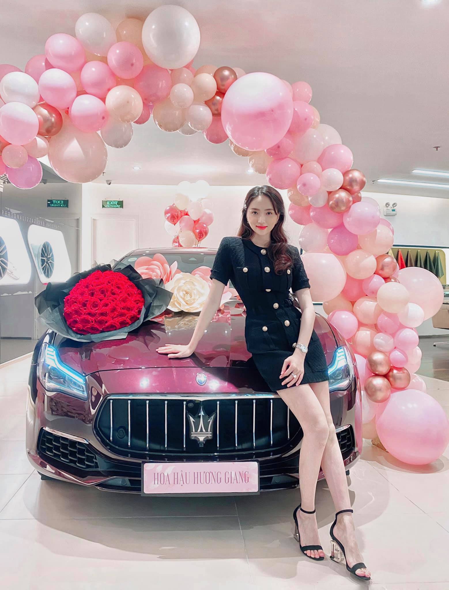 Hoa hậu Hương Giang trong buổi nhận xe mới 8 tỷ đồng.