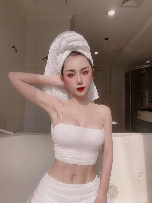 Quỳnh Nhi cao 1,62m cùng số đo 3 vòng lý tưởng: 86-57-90cm.&nbsp;
