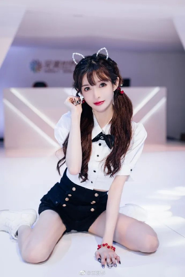 Quá nóng bỏng khi lên sóng, nữ streamer bị nhầm với diễn viên phim 18+ - 4