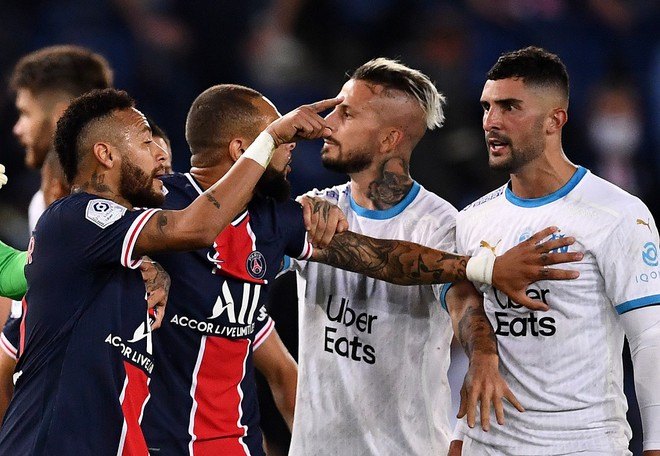 Neymar cáo buộc&nbsp;Alvaro Gonzalez (ngoài cùng bên phải) đã có lời lẽ phân biệt chủng tộc, sẵn sàng chấp nhận án treo giò sau chiếc thẻ đỏ ở trận&nbsp;PSG - Marseille