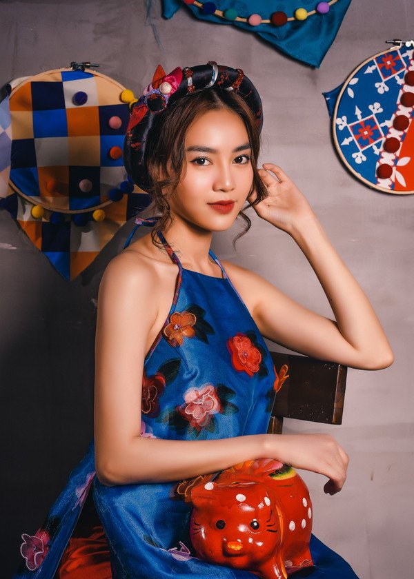 Ninh Dương Lan Ngọc khoe vẻ đẹp sắc sảo, mặn mà với shot hình đầu đội khăn vấn, diện áo yếm họa tiết cánh hoa 3D, chất liệu satin thanh lịch.