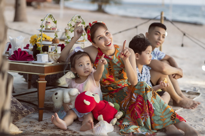 Gia đình Khánh Thi - Phan Hiển vui chơi trên bãi biển